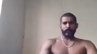 Ek Punjabi handsome banda nude hoke cam par hilate hue.