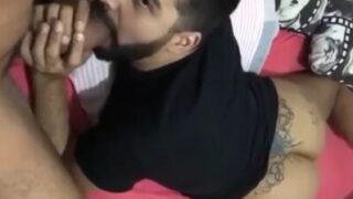 Ek rude, bearded bottom, bed mein bbc blow karta hai.