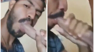 Ek sexy banda apne BFF ko suck karne se resist nahi kar pa raha hai.