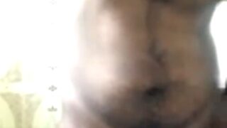 Ek sexy, nude stud cam par pagalpan se hil raha hai