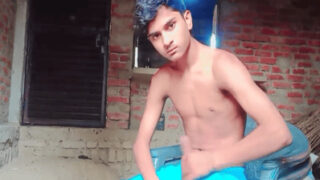 Ek skinny twink apne ghar mein apne bade mote aur juicy cock ko milk kar raha hai.