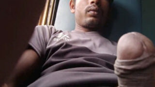 Ek stud train mein apne juicy black cock ko milk karte hue enjoy kar raha hai.