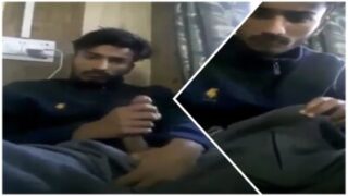 Ek young banda khud ko record kar raha hai jab woh hilata hai.