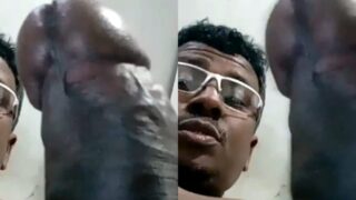 Flight ke bathroom mein ek bada, kala lund dikh gaya.