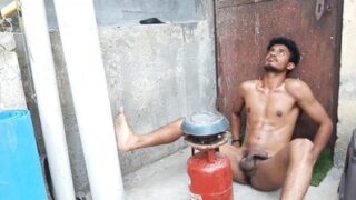 Gaon ka launda kitchen mein paani boil hone se pehle hi hil gaya aur jhad gaya.