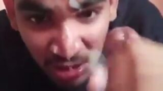 Garam Desi launda, muh mein lund le raha hai aur cum facial ho raha hai.