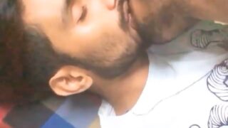 Gay aadmi romantically kiss karte hai aur make out karte hai.