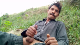 Handsome banda bahar apne mote, juicy aur sakht cock ko milk kar raha hai.
