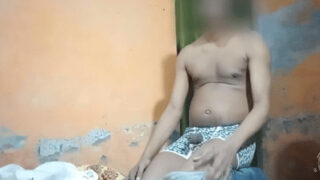 Horny gay uncle apne giant black cock ko milk kar raha hai
