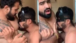 Horny Gay video ke liye Gay Batman nipple chus raha hai.