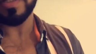 Indian daddy, ek gore ladke ke muh ko chod raha hai