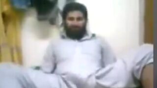 Jammu wale uncle apne bedroom mein hilane ka kaam kar rahe hain.
