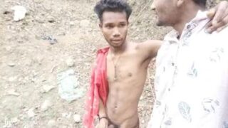 Jungle mein, Bihari dost ek dusre ko haath se khush kar rahe hain.