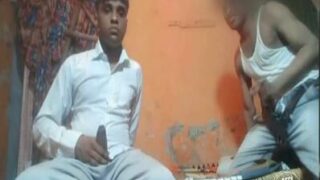 Kinky dost bed mein saath mein apne cocks ko milk kar rahe hain