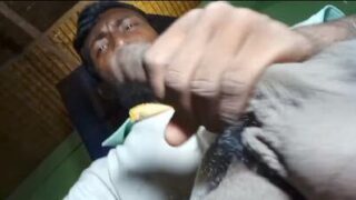 Kinky Kerala ki ek randi apne kapde utaar ke uska lund chusti hai aur cum karti hai.