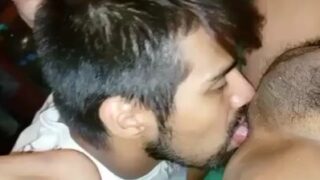 Kisi ajnabee ko seduce karna aur usey lure karke apne bedroom mein le jaana.
