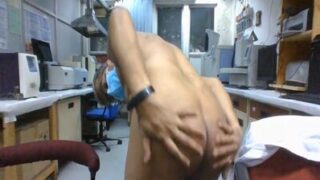 Lab tech uncle lab mein nange ho kar hilane laga
