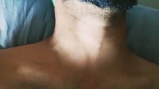 Lamba sakht cock ek bearded gay hunk ke face pe bang kar raha hai