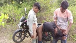 Lucknow mein dost din mein hi public mein threesome enjoy kar rahe the.