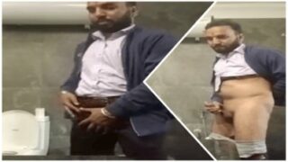 Mall ke bathroom mein, ek handsome, hairy banda hilate hue.