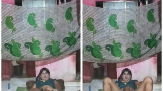 Mathura ki shemale slut cam guys ke liye perform kar rahi hai