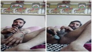 Middle-aged hairy banda apne holes ko bed mein khush kar raha hai