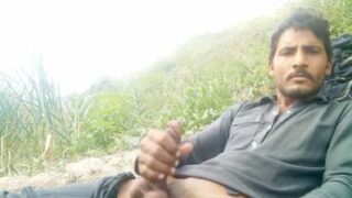 Moochein wala hunk bahar apna bada lund hila raha hai