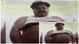 Mota banda chote lund ke saath hilate hue