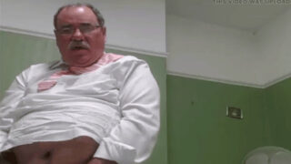 Mota gay boss office ke bathroom mein apne hairy dick ko milk kar raha hai.