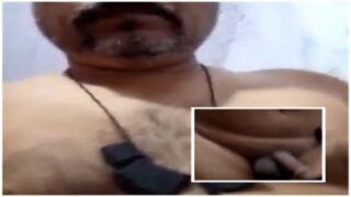 Mota gay uncle nanga ho gaya apna chhota sa cock milk karne ke liye