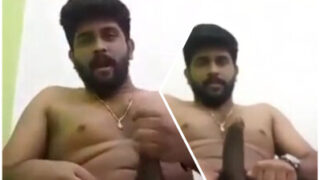Mota, horny, bearded boss office mein nanga hoke hilata hai.