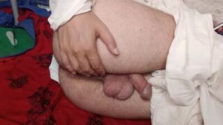 Muslim bottom ladka, raat ko bistar mein horny ho raha hai.
