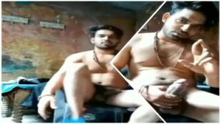 Naked hunk ke mote, sakht cock se gaadha, chipchipa cum tapak raha hai.