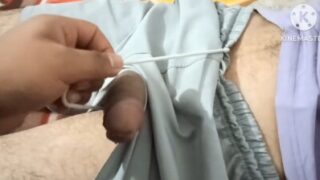 Nashe mein dhut ladka, apne soye hue daddy ke khade lund ko touch kar raha hai.