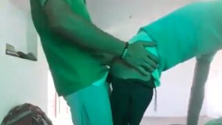 Naujawan, garam mizaaj ke ladke, doggy style mein jhatpat gay sex ka aanand le rahe hain.