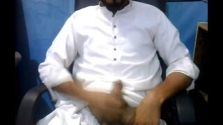 Paki gay ladka bada hard cock hilata hua