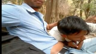 Park bench pe cock bhookhi randi stranger ko chus rahi hai.
