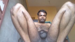Pasine se tar, horny aadmi, jiske hairy dick hai, bedroom mein hilata hai.
