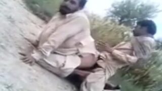 Pathans roadside pe janwaron ki tarah fuck kar rahe hain.