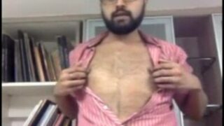 Pune ka ek garam hunk public mein kapde utaar ke hil raha hai