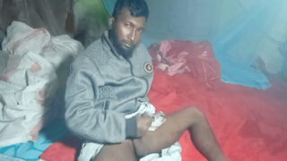 Raat ko bistar mein, ek sexy Bihari gaanv wala apne bade se lund ko hilata hai.