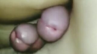 Raat ko bistar mein, young adult ladke cum kar rahe hain
