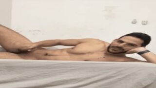Ripped, handsome stud apne cum se bedsheet paint kar raha hai.