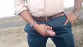 Road pe ek dum fit boss type bande ka juicy bbc ek dum hard khada tha.