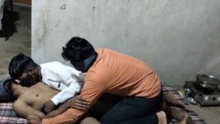 Sex ke pyaase, horny twinks gandagi se bhara raw threesome kar rahe hain.