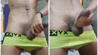 Sexy young gay lad apne bade se *ick ke saath ghar pe khel raha hai