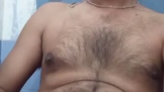 Shaadi shuda gay daddy biwi se chhup ke bathroom mein cum karta hai