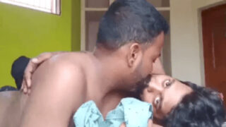 Shadi shuda aadmi secretly affair kar rahe hain aur barebacking bhi.