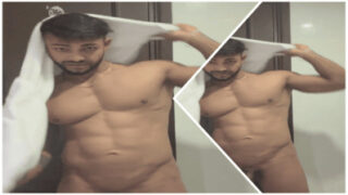 Shower ke baad, ek dum mast banda hilata hai aur apni gand ungli karta hai.