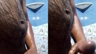 शादी shuda mard apne geele lund se gay dost ke liye muth maar rahe hain